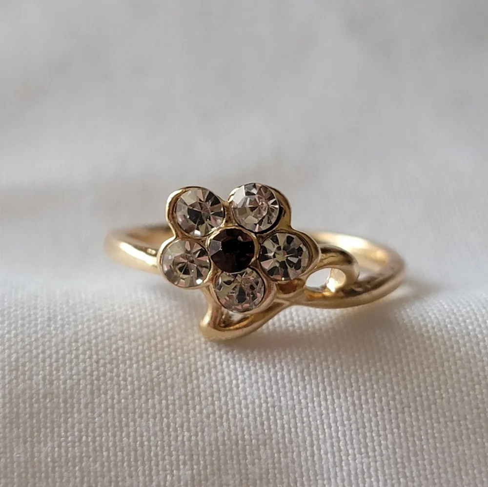 Flower Ring Gold Tone Rhinestone Gem